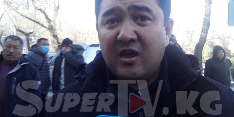 Бактыбек Калмаматов: «Эки дос парламентти тең экиге бөлүп алды. Кемчилик үчүн өкмөт отставкага кетиши керек»