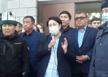 «Система так иштеп жатат». Шайлоонун жыйынтыгына нааразы болгондордун алдына БШКнын төрайымы чыкты