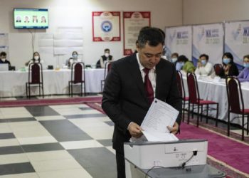 «Боорум ооруйт». Садыр Жапаров эмне үчүн Равшан Жээнбековго добуш бергенин айтты