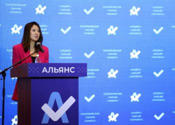 Юлия Джаналиева, №12: “Мектептерде милдеттүү түрдө үч тил окутулушу керек”