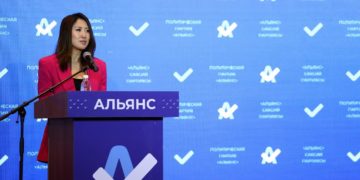 Юлия Джаналиева, №12: “Мектептерде милдеттүү түрдө үч тил окутулушу керек”