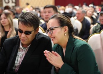 “Альянстын” артында калың эл турат. Сүрөт баян