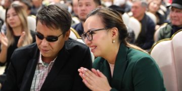 “Альянстын” артында калың эл турат. Сүрөт баян