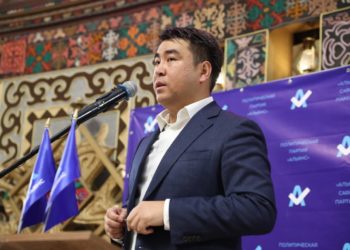 Жанар Акаев: “Соңку 6 жылда саналуу гана депутаттар дайыма эл тарапта болду”