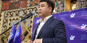 Жанар Акаев: “Соңку 6 жылда саналуу гана депутаттар дайыма эл тарапта болду”