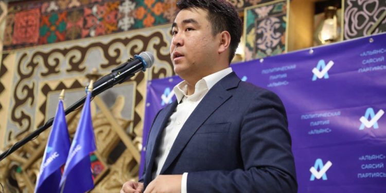 Жанар Акаев: “Соңку 6 жылда саналуу гана депутаттар дайыма эл тарапта болду”