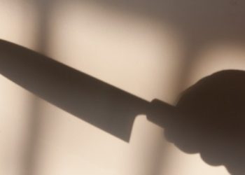 Бишкектеги брокердик компанияда эркек киши мойнуна бычак такап, өмүрүнө кол салууга аракет кылды