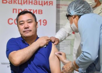 Садыр Жапаров оору азая баштаганын айтып, коронавируска каршы эмдөөдөн өтүүгө чакырды