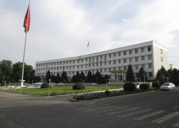 Ош мэриясынын Фейсбуктагы баракчасынан Сарыбашовдун үгүт видеосу бөлүшүлдү. Мэрия буга кимди айыптады?