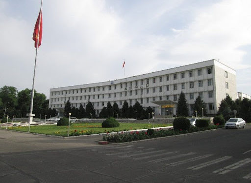 Ош мэриясынын Фейсбуктагы баракчасынан Сарыбашовдун үгүт видеосу бөлүшүлдү. Мэрия буга кимди айыптады?