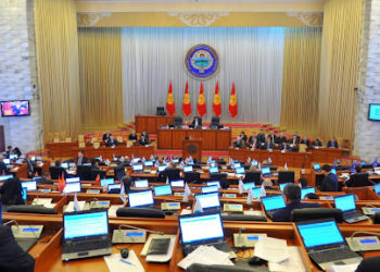 «Жээнбеков менен Зулпукаровду жоопкерчиликке тартууга макулдук алуу үчүн». Депутаттардын чогулушунун себеби айтылды