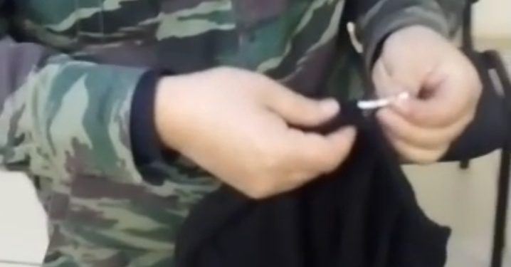 Абакта отурган жаранга акча берүү үчүн акчаны шымдын белине катышкан (видео)
