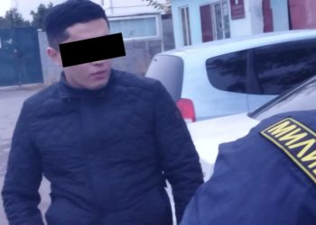 Бишкекте жаш жигит унаасына ок атуучу курал менен баңгизат салып жүргөн (сүрөт)