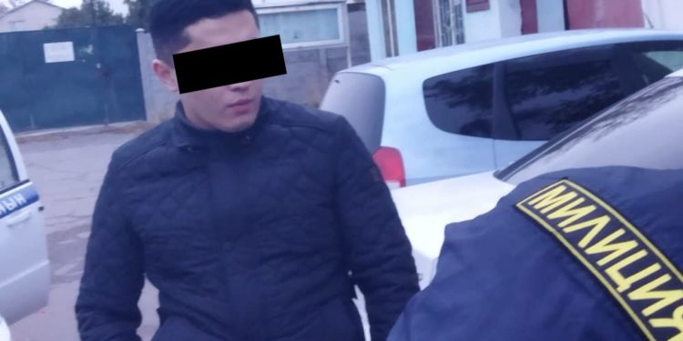 Бишкекте жаш жигит унаасына ок атуучу курал менен баңгизат салып жүргөн (сүрөт)