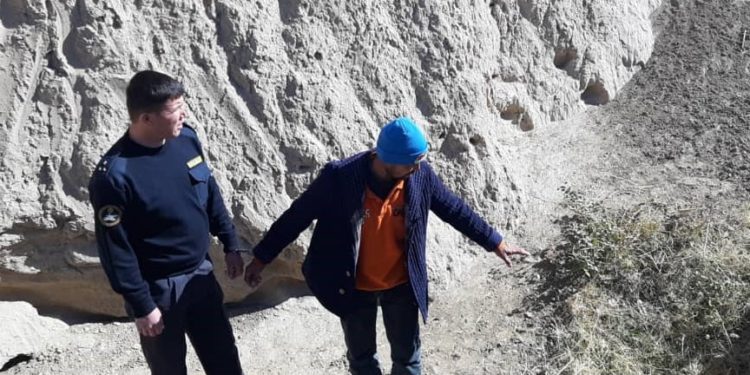 «Бычак сайып өлтүрүп, арабага салып, ээн талаага көмгөн». Жалал-Абадда 39 жаштагы жаран киши колдуу болду