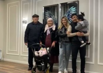 Ырчы Аваз Акимов менен Айдана Дека ак өргөөлүү болушту (видео)