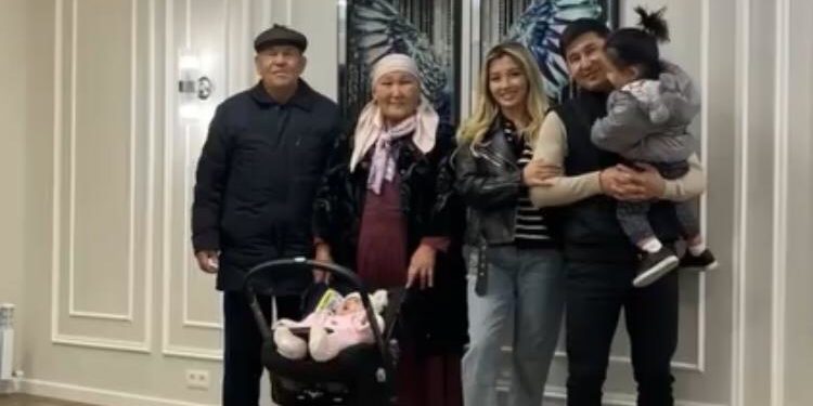 Ырчы Аваз Акимов менен Айдана Дека ак өргөөлүү болушту (видео)