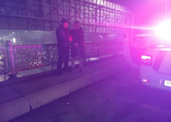 Бишкекте көпүрөдөн боюн таштоого аракет кылган жигит куткарылды (сүрөт)