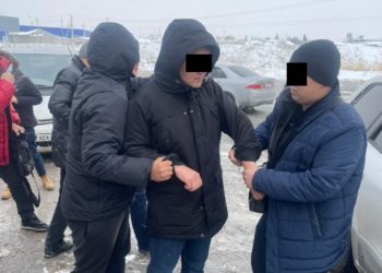 Пара алып жаткан жеринен Октябрь РИИБдин кызматкери кармалды (сүрөт)