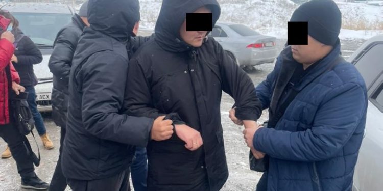 Пара алып жаткан жеринен Октябрь РИИБдин кызматкери кармалды (сүрөт)