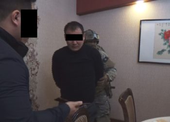 Уюшкан кылмыштуу топтун мүчөсү 2 миллион талап кылган. Ал УКМК тарабынан кармалды (видео)