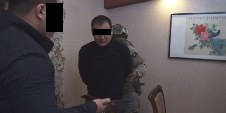 Уюшкан кылмыштуу топтун мүчөсү 2 миллион талап кылган. Ал УКМК тарабынан кармалды (видео)