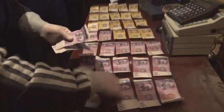 УКМК тарабынан Транспорт жана жолдор министрлигинин кызматкерлери кармалды (сүрөт)