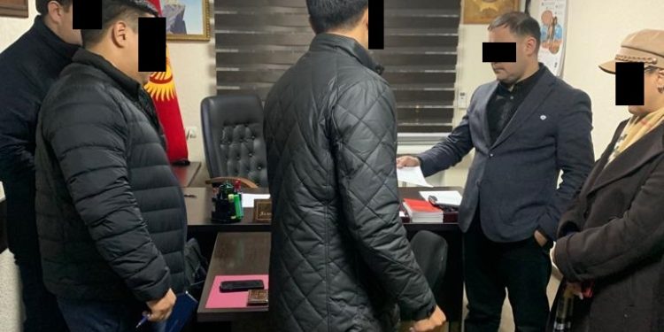 Пара алууга шектелип кармалган Октябрь райондук прокурордун орун басары камакта калтырылды