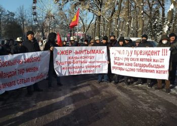 Өкмөт үйүнүн алдына митингге чыккан жаңы конуштун тургундарынын нааразычылыгын президент өзү укту