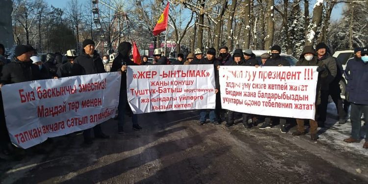 Өкмөт үйүнүн алдына митингге чыккан жаңы конуштун тургундарынын нааразычылыгын президент өзү укту