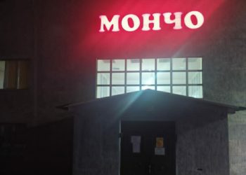 «Атып салам». Бишкекте жаш жигит жарандарды тапанча менен коркуткан