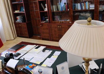 Аида Касымалиева кесиптештерин болочок депутаттарга иш бөлмөлөрүн өткөрүп бербөөгө чакырды