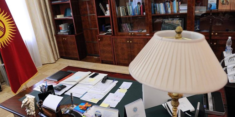 Аида Касымалиева кесиптештерин болочок депутаттарга иш бөлмөлөрүн өткөрүп бербөөгө чакырды