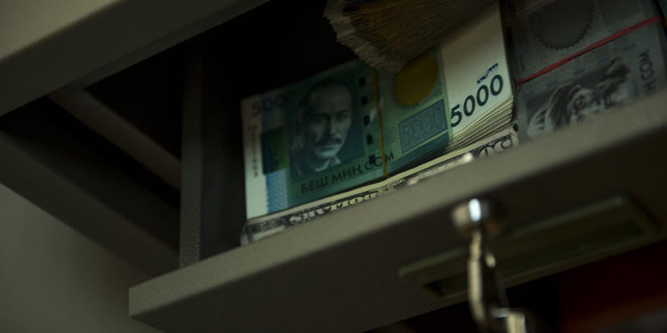 Төмөнкү Ала-Арчадагы үйдөн 1,2 миллион сом жана алтын буюмдар уурдалды. Шектүүлөр колго түштү