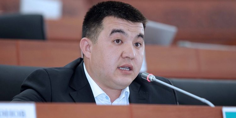 Урмат Самаев Өмүрбек Текебаевге кол салган адамды тааный турганын билдирди