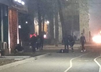 Бишкектин чок ортосунда мушташ болуп, 2 жигит ооруканага кайрылды