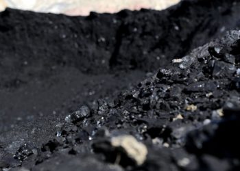 Айдоочулар Кара-Кечеде көмүр баарына жүктөлбөй жатканына нааразы болушууда (видео)