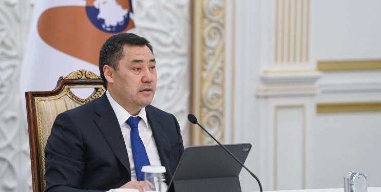 Садыр Жапаров: «Коронавирустун омикрон штаммынан улам былтыркы абалга кайтып баруу тобокелчилиги бар»