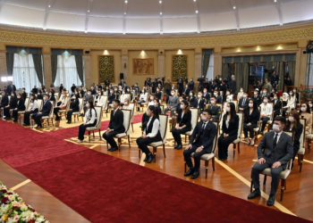 Садыр Жапаров мыкты студенттерге президенттик стипендияларды тапшырды