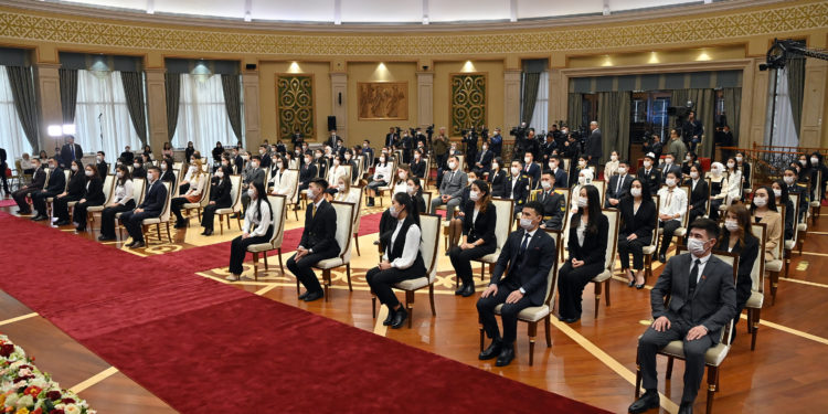 Садыр Жапаров мыкты студенттерге президенттик стипендияларды тапшырды