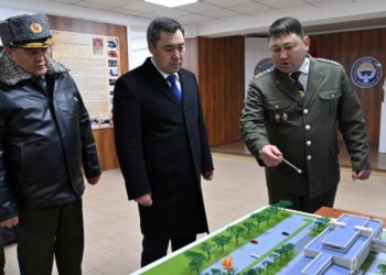 Садыр Жапаров УКМКнын №64479 аскер бөлүгүнө барып, Күжүрмөн тууну тапшырды (сүрөт)