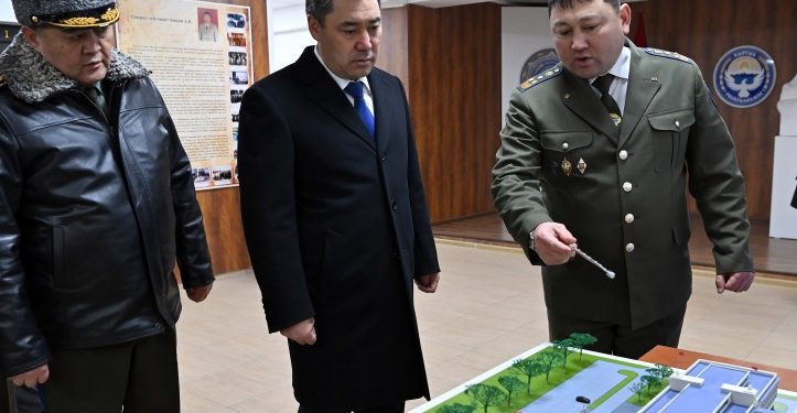 Садыр Жапаров УКМКнын №64479 аскер бөлүгүнө барып, Күжүрмөн тууну тапшырды (сүрөт)