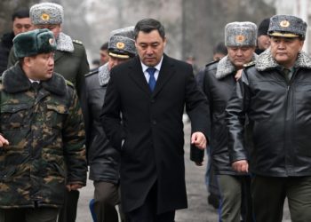 Садыр Жапаров УКМКнын №64479 аскер бөлүгүнө барып, Күжүрмөн тууну тапшырды (сүрөт)