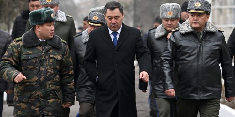 Садыр Жапаров УКМКнын №64479 аскер бөлүгүнө барып, Күжүрмөн тууну тапшырды (сүрөт)