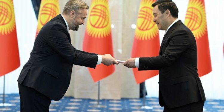 Президент Садыр Жапаров элчилерден ишеним грамоталарын кабыл алды