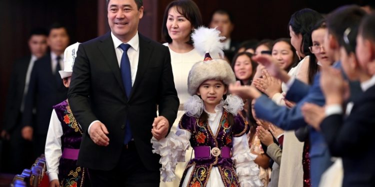 Бишкекте жаңы жылдык президенттик балаты болуп өттү (сүрөт)