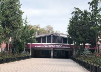 №38 мектепте окуучулар тепкичте тыгылышып, 6-класстын окуучусунун буту сынды (видео)