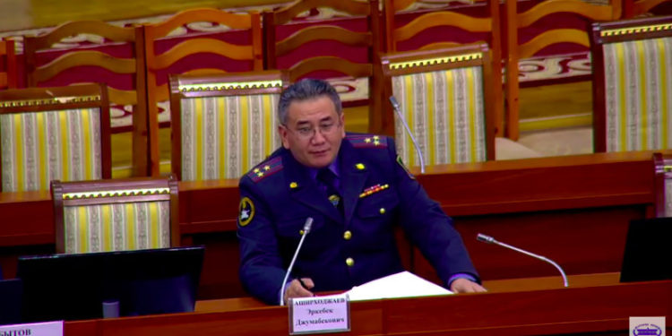 Текебаевге кол салуу. УКМК менен прокуратура парламентке маалымат берүү үчүн келген жок