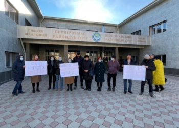 Биринчи Май райондук сотунун жанында Атамбаевди жана анын тарапташтарын колдоо митинги өтүүдө