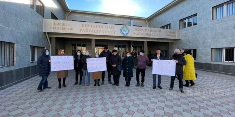 Биринчи Май райондук сотунун жанында Атамбаевди жана анын тарапташтарын колдоо митинги өтүүдө